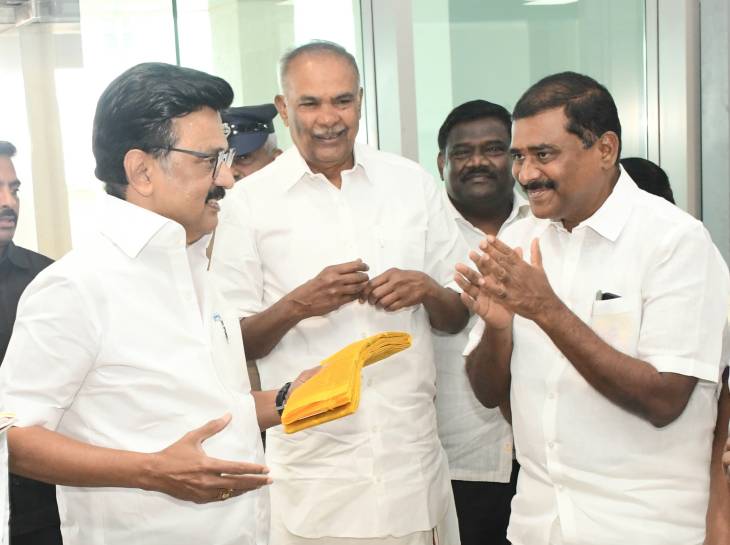 தூத்துக்குடி விமான நிலையத்தில் முதல்வர் ஸ்டாலினுக்கு உற்சாக வரவேற்பு – எம்எல்ஏ ஜி.வி. மார்கண்டேயன் சந்திப்பு!!