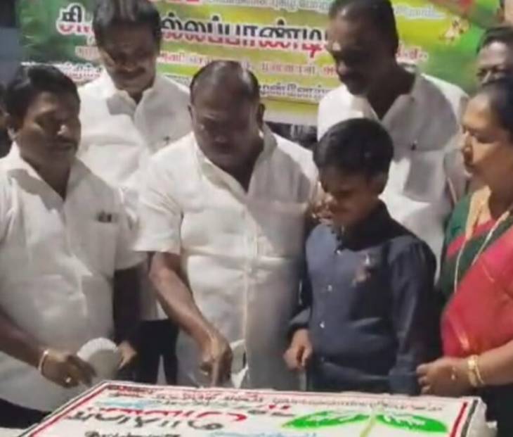 முன்னாள் அமைச்சர் சி.த. செல்லப்பாண்டியன்: “அம்மாவின் வழி – எடப்பாடியின் வெற்றி”
தூத்துக்குடியில் நள்ளிரவு உற்சாகக் கொண்டாட்டம்!!