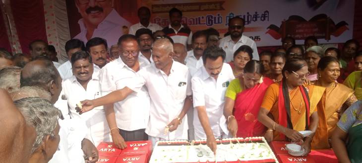 மாநகர செயலாளர் ஆனந்த சேகரன் தலைமையில் பழைய பேருந்து நிலையத்தில் முதலமைச்சர் மு.க. ஸ்டாலின் பிறந்தநாள் கேக் வெட்டும் விழா!!