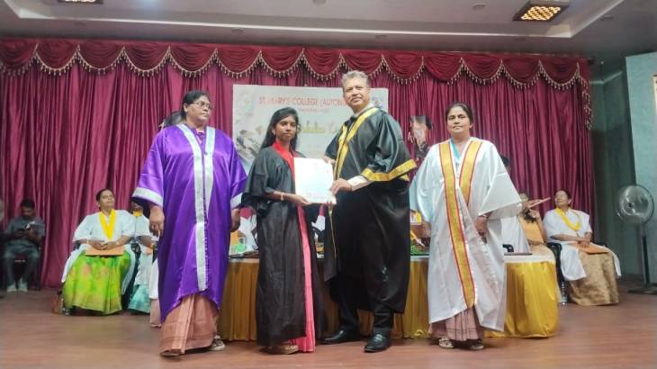 “695 மாணவியருக்கு பட்டம் வழங்கி நீதியரசர் ஜகதீஸ் சந்திரா உற்சாக உரை – தூத்துக்குடி தூய மரியன்னை கல்லூரியில் 45வது பட்டமளிப்பு விழா சிறப்பாக நடைபெற்றது”