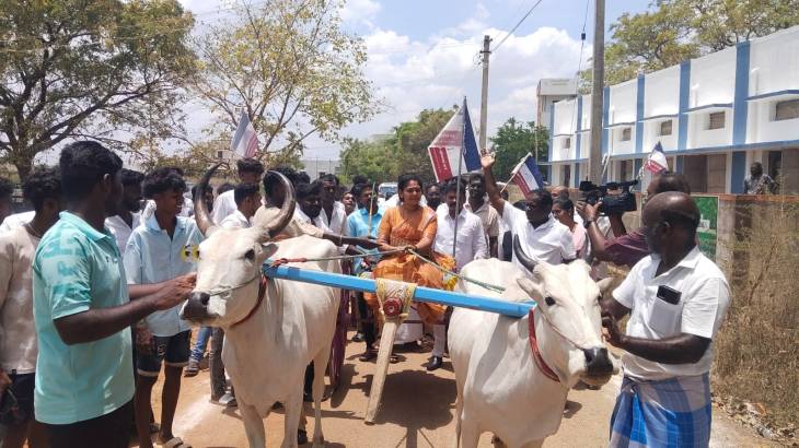 மாட்டு வண்டியில் வந்த மாற்றக் குரல்: ஓட்டப்பிடாரத்தில் கவனம் கவர்ந்த வேட்பாளர் அருணா தேவி!!