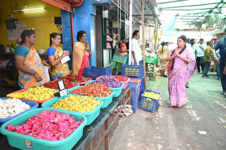 தூத்துக்குடியில் தீவிர பிரச்சாரம்: பூ மார்க்கெட் முதல் பல பகுதிகள் வரை கீதா ஜீவன் வாக்கு சேகரிப்பு!!