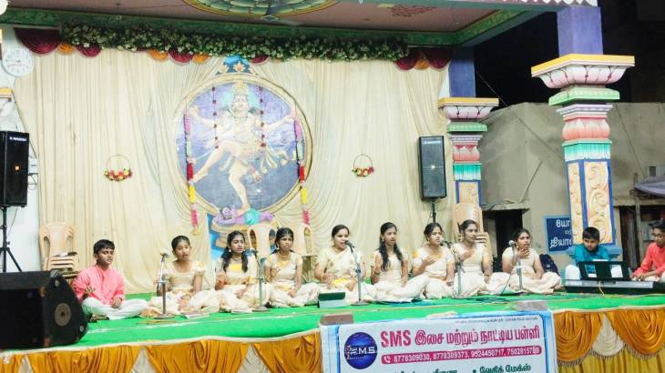 கொடியேற்றத்துடன் கோலாகலமாக தொடங்கிய சித்திரை பெருந்திருவிழா: கலைநிகழ்ச்சிகள் கவர்ந்த தூத்துக்குடி பக்தர்கள்!!