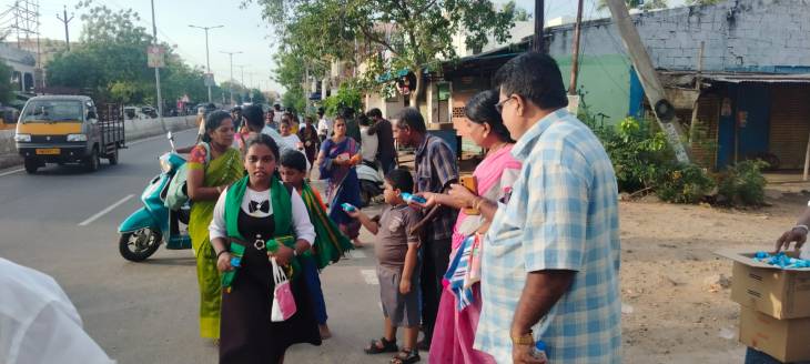 திருச்செந்தூர் பாதயாத்திரை பக்தர்களுக்கு தண்ணீர், பிஸ்கட் வழங்கிய டைமண்ட் கார்கோ லாஜிஸ்டிக் நிறுவனம்!!