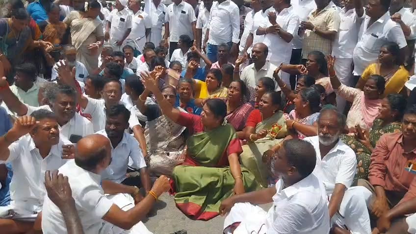 திமுக எம்எல்ஏ மார்க்கண்டேயன் கைது எதிரொலி: தூத்துக்குடியில் திமுகவினர் சாலை மறியல் – முன்னாள் அமைச்சர் கீதாஜீவன், கருணாநிதி எம்.எல்.ஏ., துணை மேயர் ஜெனிட்டா உள்ளிட்ட 250 பேர் கைது!!