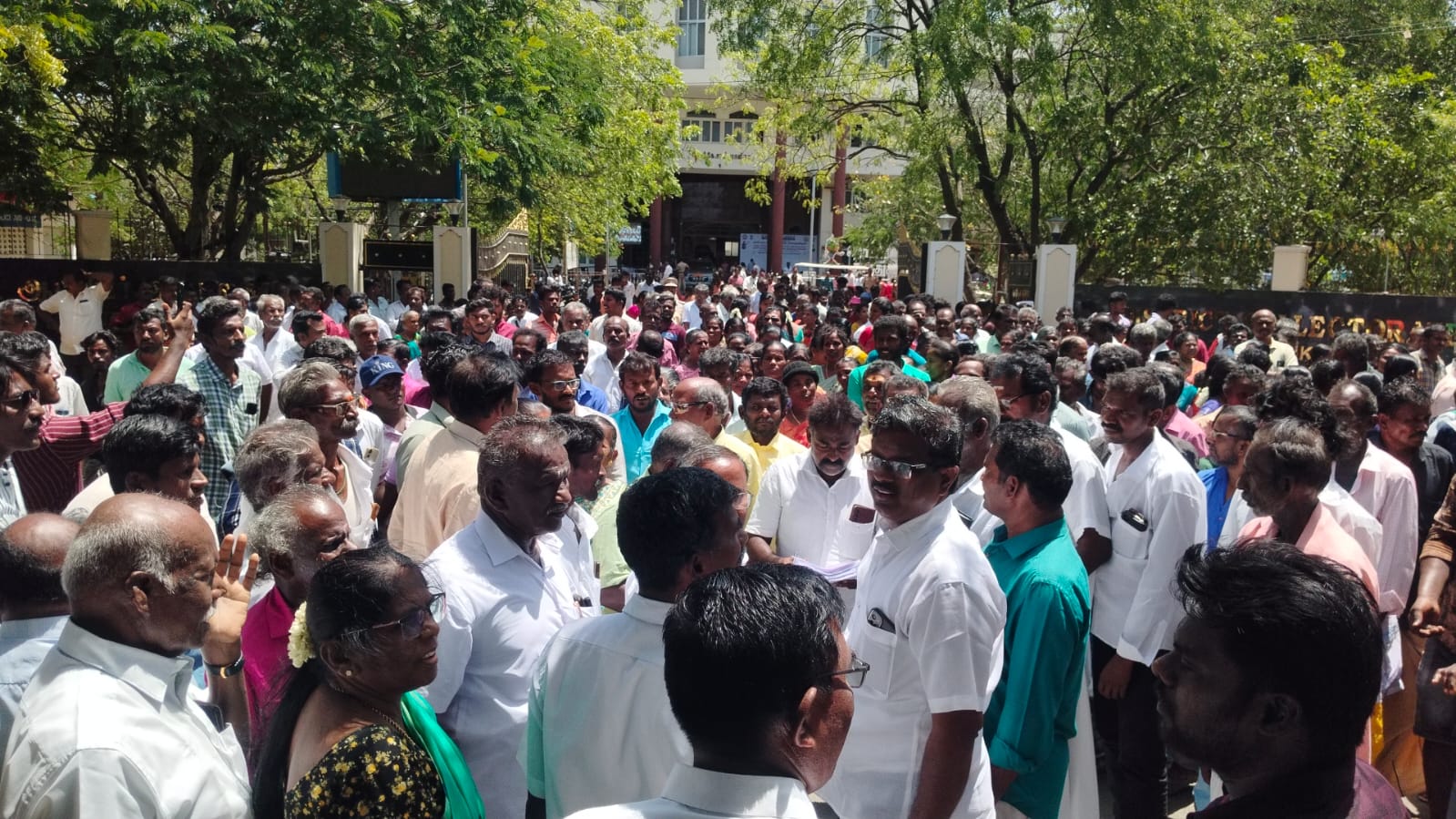 தூத்துக்குடி கலெக்டர் அலுவலகம் முற்றுகை: உப்பளங்களை காக்க 2,000 தொழிலாளர்கள் திடீர் போராட்டம் – பலத்த போலீஸ் பாதுகாப்பு!!