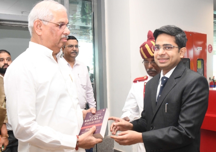 மனோன்மணியம் சுந்தரனார் பல்கலைக்கழக பட்டமளிப்பு விழாவில் பங்கேற்க தூத்துக்குடி வந்த ஆளுநர் அர்லேகர் – மாவட்ட ஆட்சியர் விஷு மகாஜன் புத்தகம் வழங்கி வரவேற்பு!!