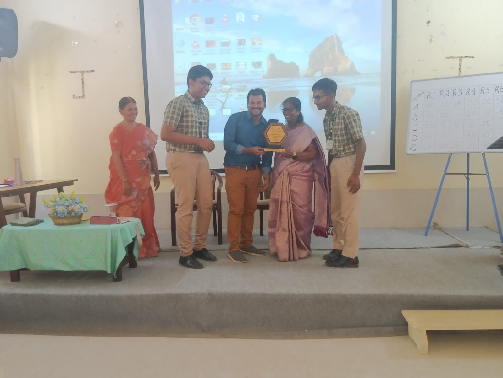 PHYSCOM '26: பள்ளிகளுக்கிடையேயான வினாடி-வினா போட்டி கோலாகலம் – அழகர் பப்ளிக் பள்ளி முதலிடம்!!