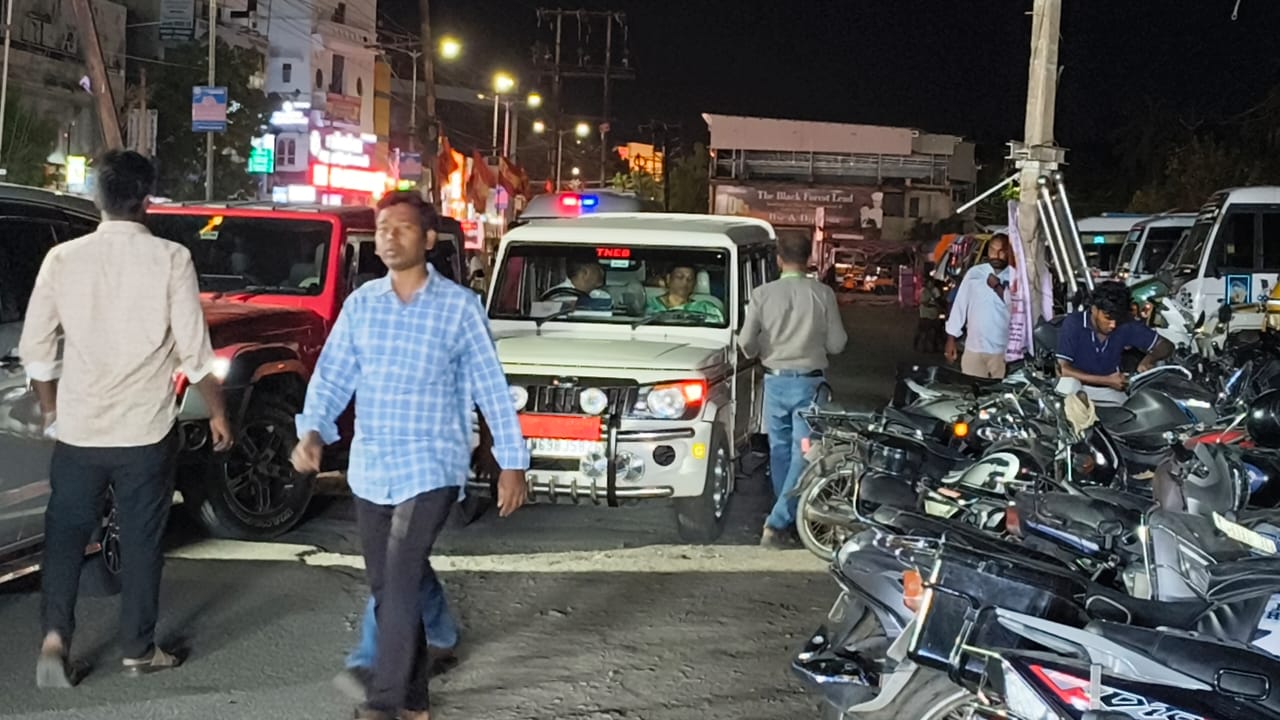 தமிழக வெற்றிக்கழக பொதுக்கூட்டத்தில் மின்வாரிய உயர் அதிகாரிகள் பங்கேற்பு? – அரசியல் வட்டாரத்தில் பரபரப்பு!!