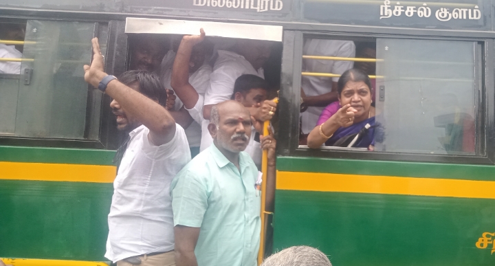 உதயநிதி ஸ்டாலின் கைது எதிரொலி: தூத்துக்குடியில் கீதாஜீவன் தலைமையில் திமுகவின் திடீர் சாலை மறியல் – நூற்றுக்கணக்கானோர் கைது!!