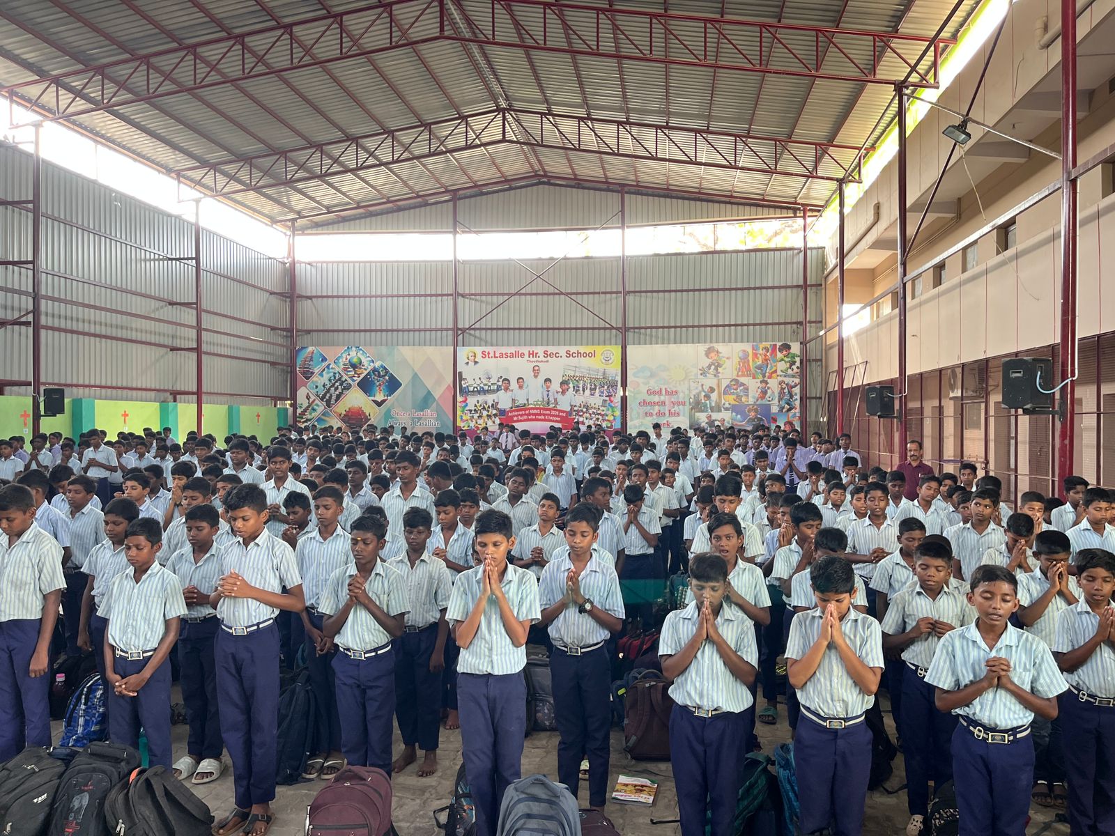 நேபாள வெள்ளத்தில் உயிரிழந்தவர்களுக்கு தூத்துக்குடி புனித லசால் பள்ளியில் 1,000 பேர் மெளன அஞ்சலி!!