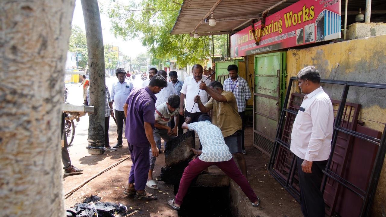 மழைக்கால முன்னெச்சரிக்கை: போல்பேட்டையில் வடிகால் தூர்வாரும் பணிகளை மேயர் ஜெகன் பெரியசாமி ஆய்வு!!