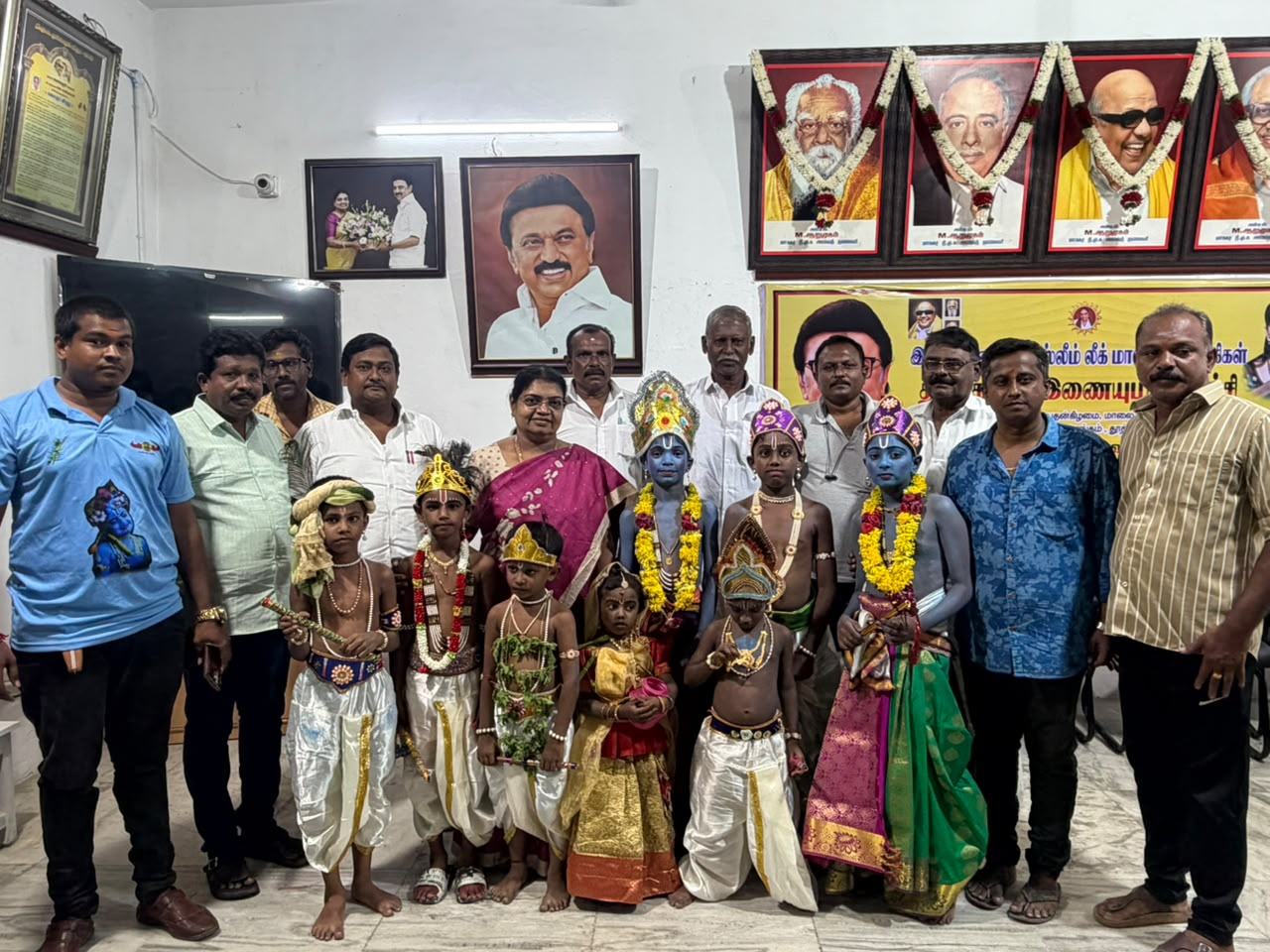 கிருஷ்ண ஜெயந்தி விழா: வேடமணிந்த சிறுவர்கள் முன்னாள் அமைச்சர் கீதாஜீவனிடம் வாழ்த்து பெற்றனர்!!