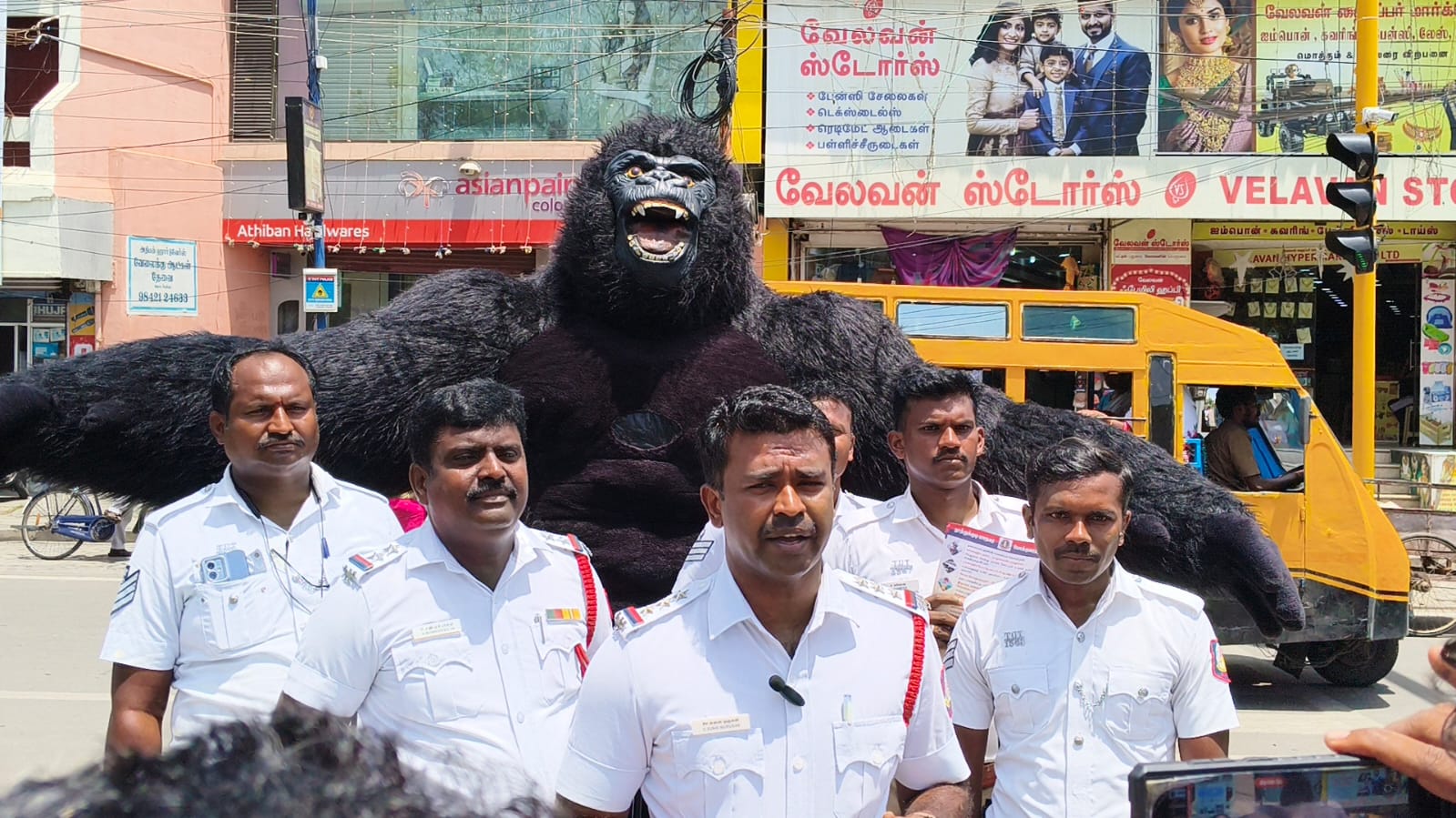 தலைக்கவசம் அணிந்தால் மரக்கன்று… அணியாவிட்டால் கொரில்லா அடி! – தூத்துக்குடியில் வித்தியாசமான போலீஸ் விழிப்புணர்வு!!