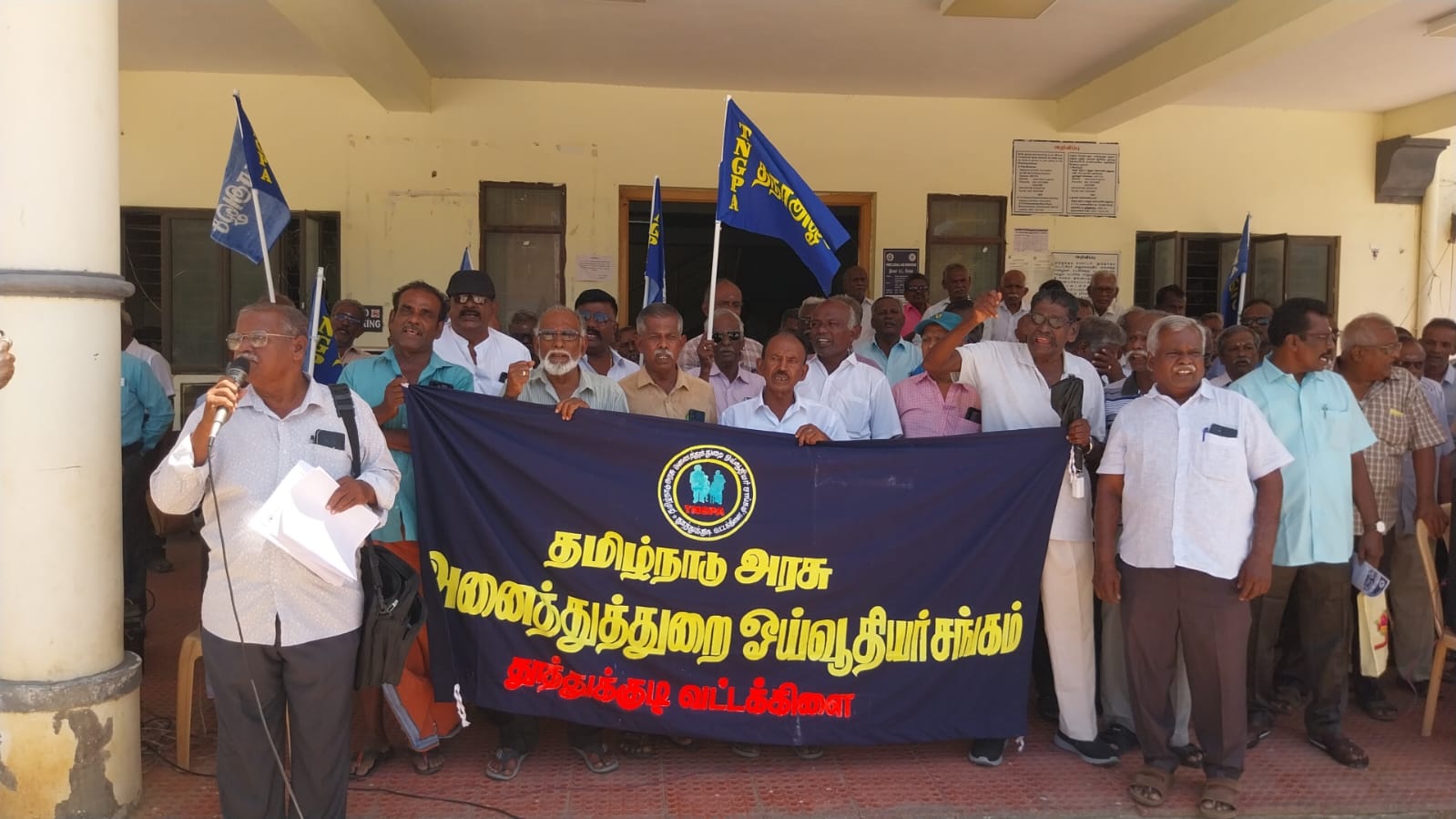 “தமிழகத்தில் நடக்கும் கொலை, கொள்ளை, பாலியல் வன்கொடுமைகள் குறித்து கேட்டால் பதில் இல்லை” – ஓய்வூதியதாரர்கள் குற்றச்சாட்டு!!