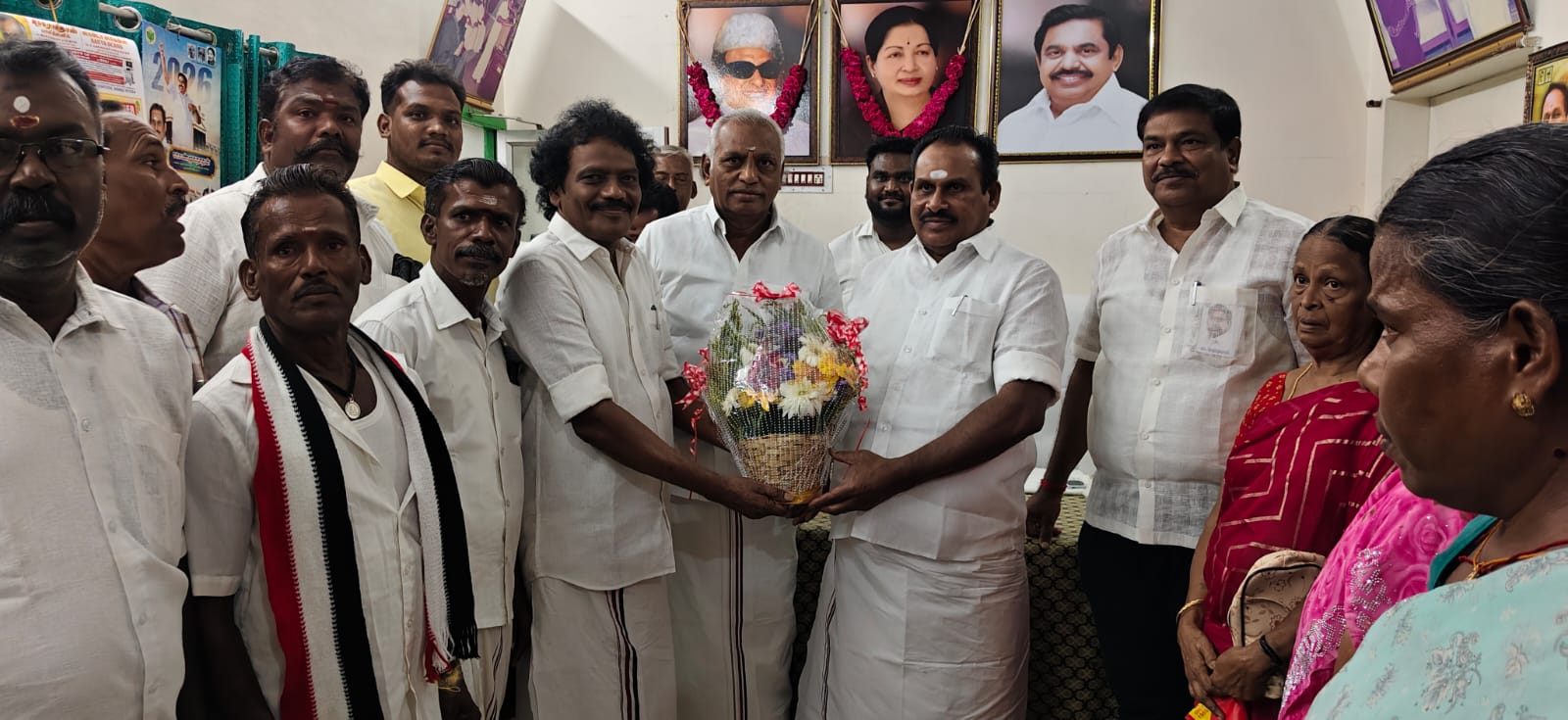 சசிகலா அணியில் இருந்து விலகி 50 பேர் அதிமுகவில் ஐக்கியம் முன்னாள் அமைச்சர் எஸ்.பி. சண்முகநாதன் முன்னிலையில் இணைப்பு!!