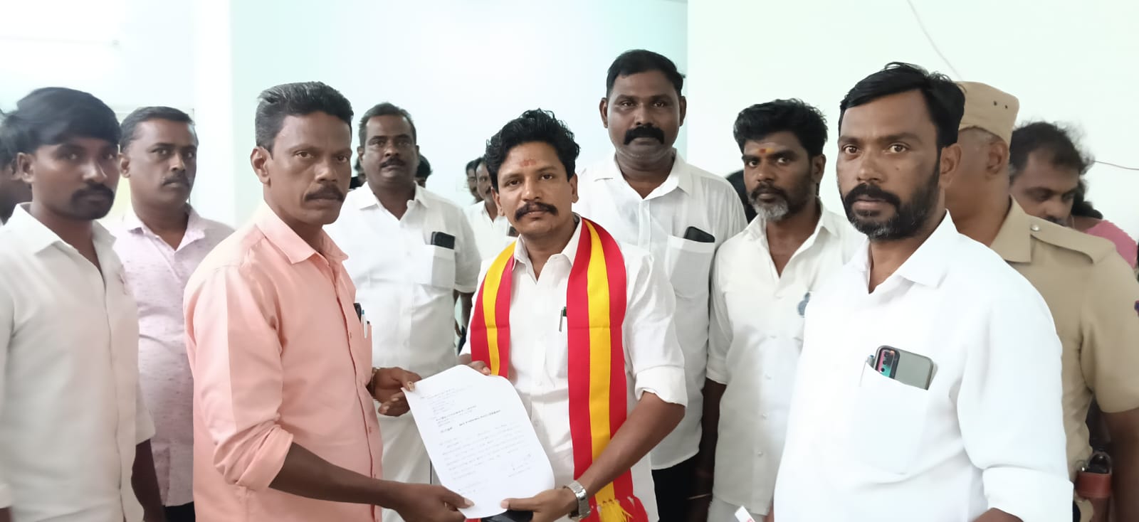 ஸ்ரீமூலக்கரையில் புதிய பாலம், சாலை சீரமைக்க கோரிக்கை எம்.எல்.ஏ. சரவணனிடம் வீ.சுரேஷ்குமார், வீ.சரவணபெருமாள் மனு!!
