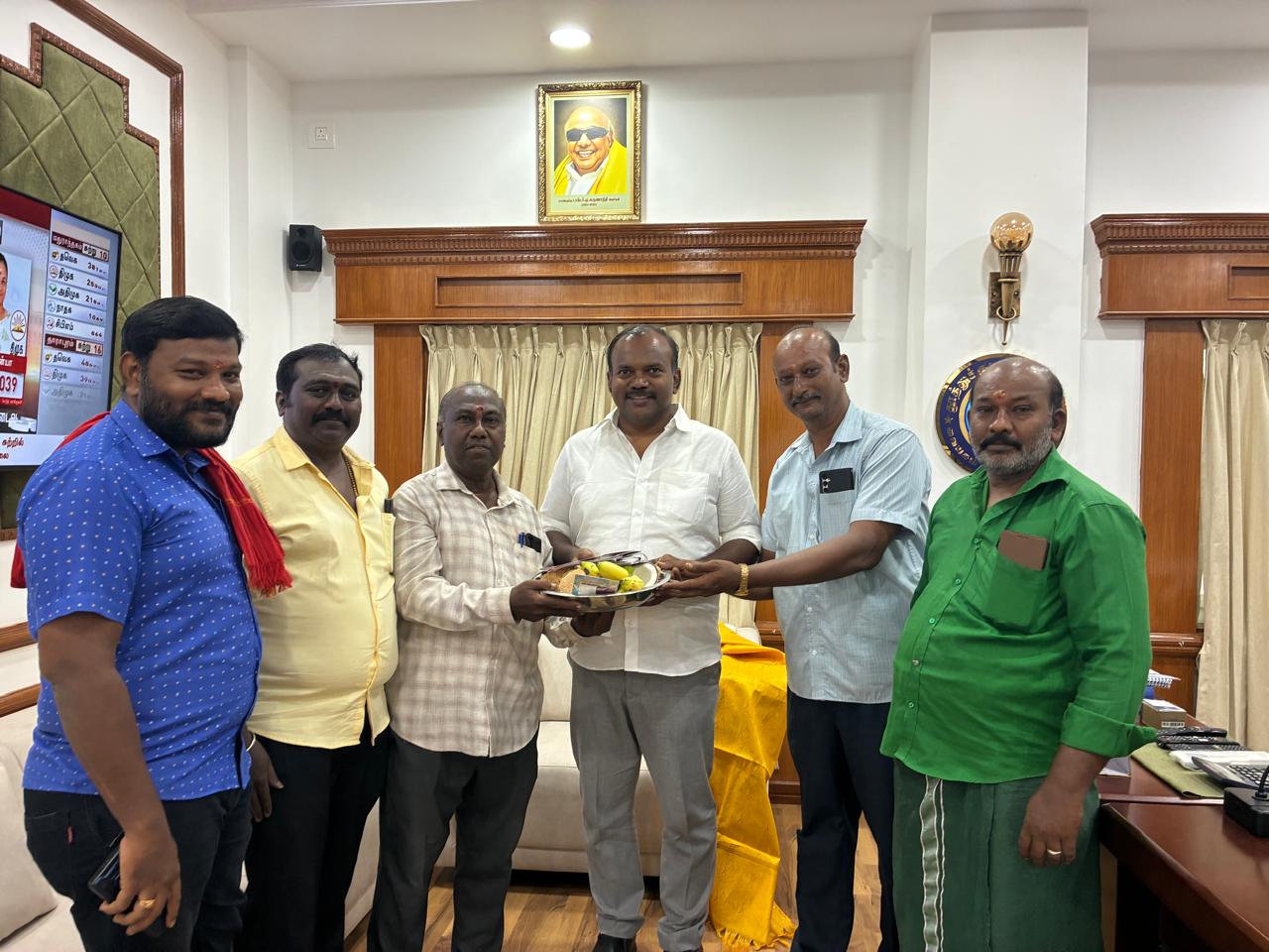 தசரா திருவிழா சப்பரங்கள் தடையின்றி செல்ல வழிவகை செய்யப்படும்!சாலைகள் சீரமைப்பு, இடையூறாக உள்ள மரக்கிளைகள் அகற்றம் – தூத்துக்குடி மேயர் ஜெகன் பெரியசாமி உறுதி!!